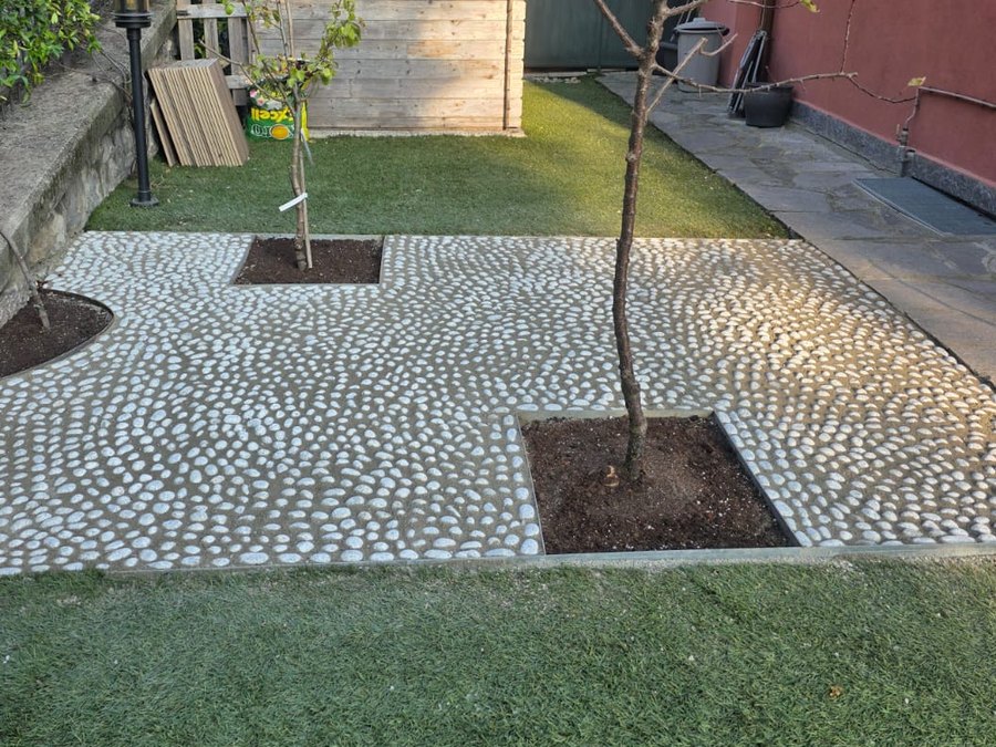 Cortile a Como rifatto con acciottolato e aiuole