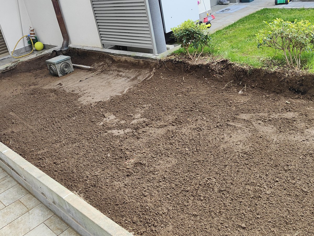 Lo stesso giardino prima del prato: terreno lavorato e livellato