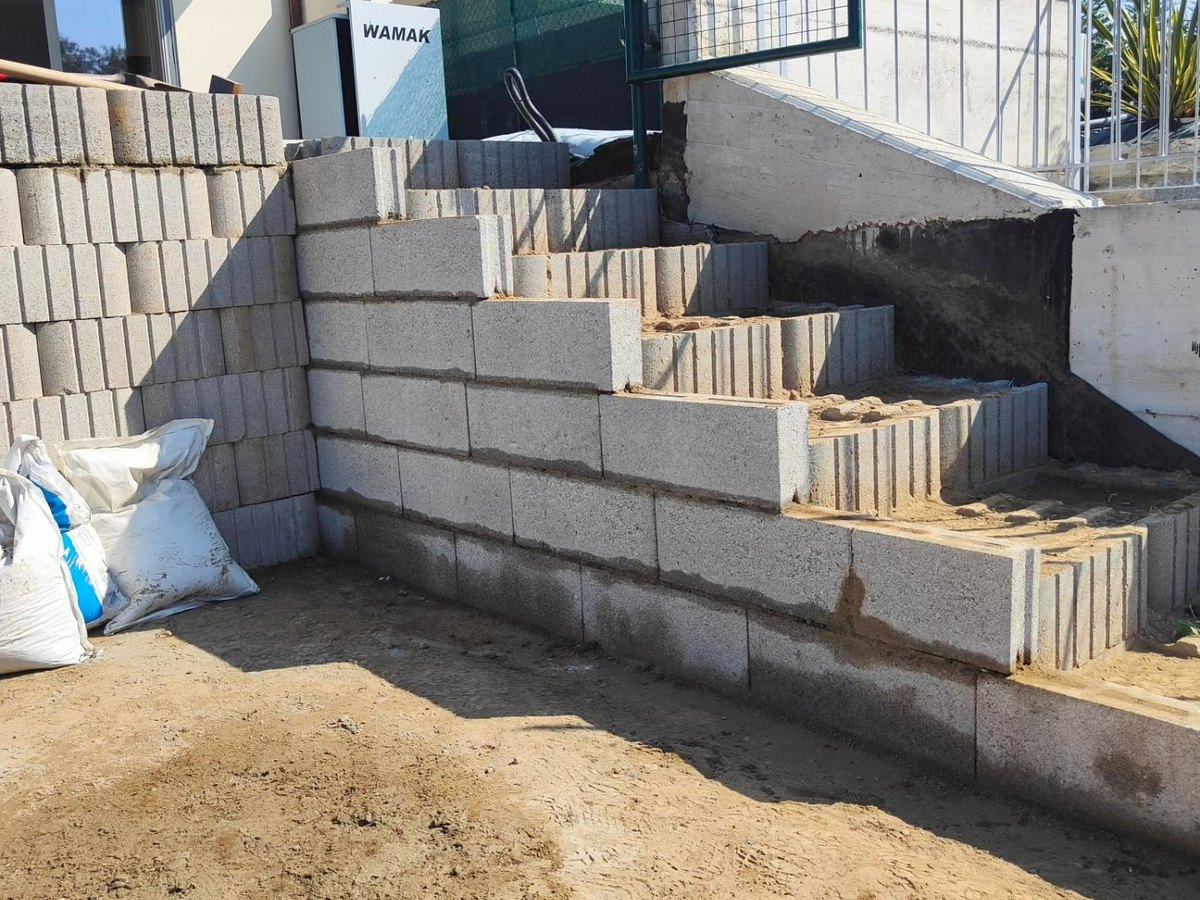 Gradoni in blocchi accanto al muro, visti di lato