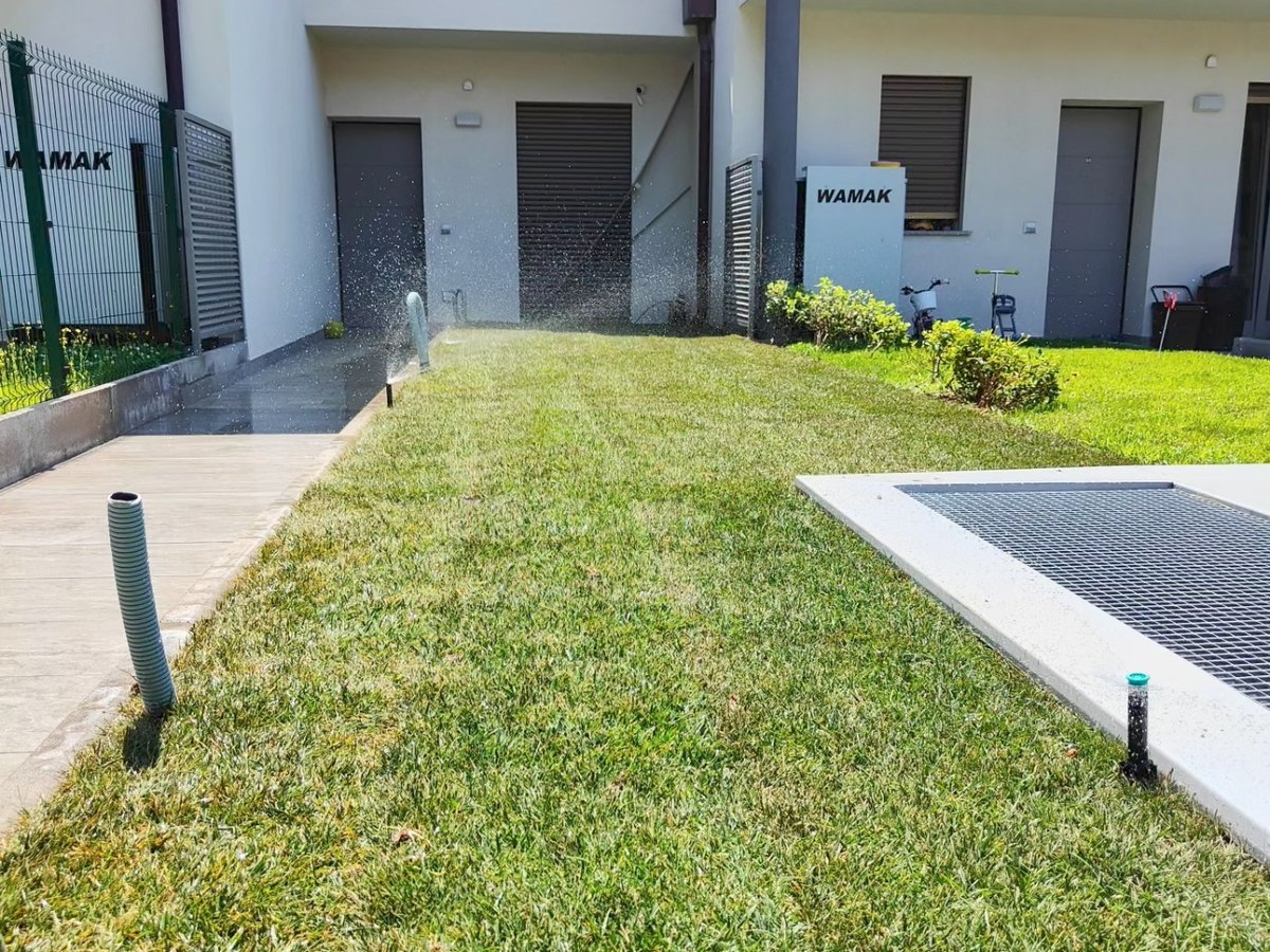 Irrigatori a scomparsa in funzione su un prato appena fatto