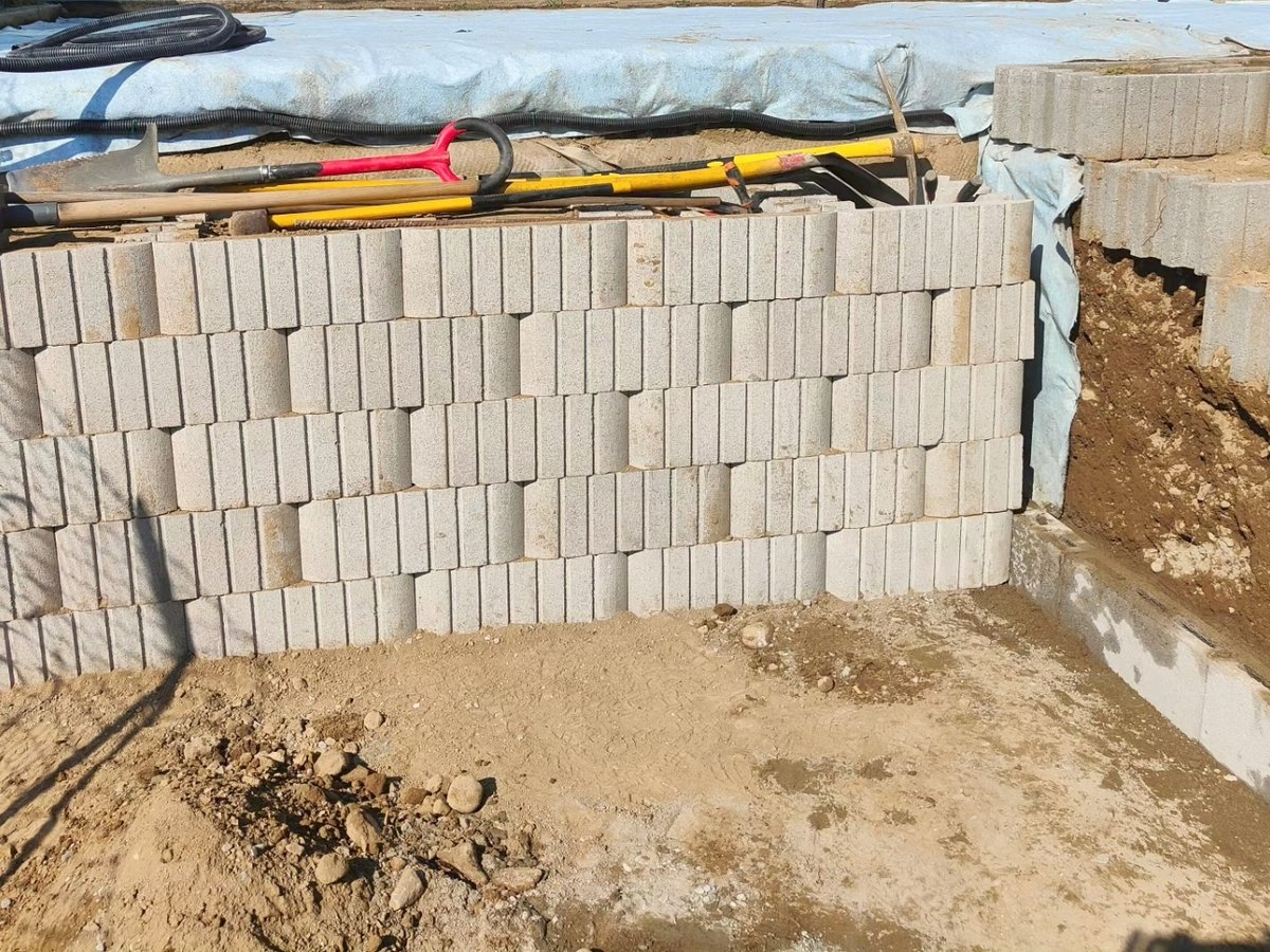 Muro di contenimento in blocchi, in costruzione