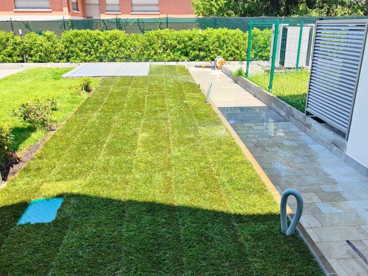 Giardino nuovo col prato a rotoli appena posato