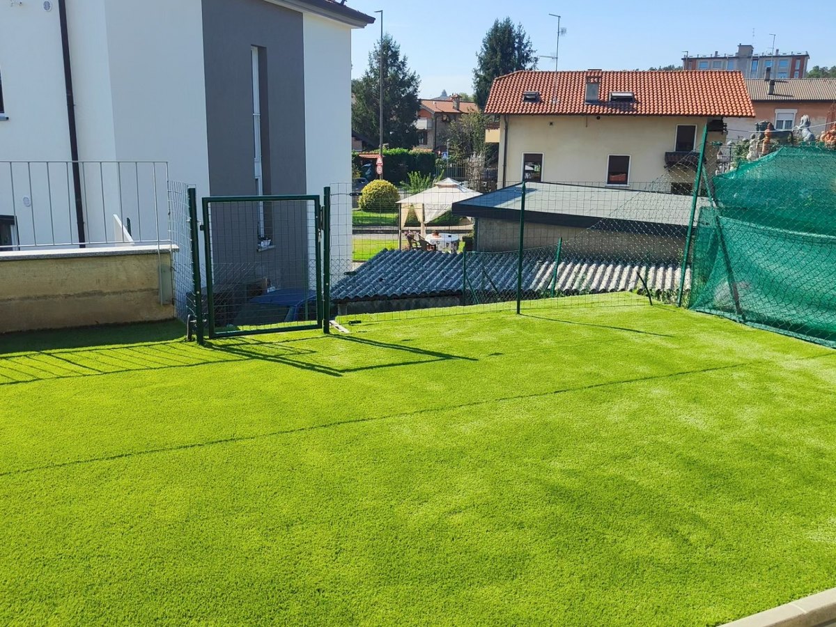 Prato sintetico posato su tutto un giardino recintato